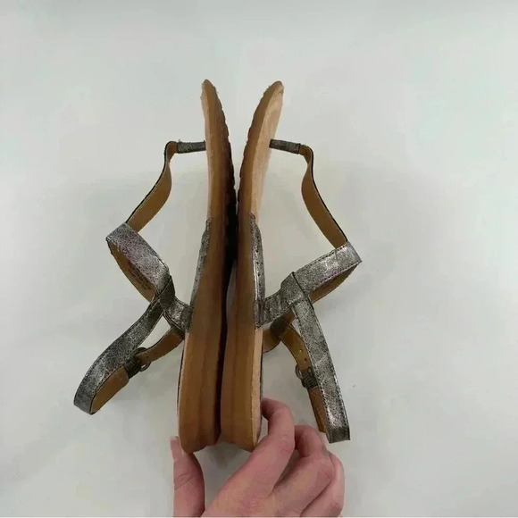 Boc born concepts sandals 8 39 pewter  metallic faux leather vegan t-straps - Picture 6 of 14